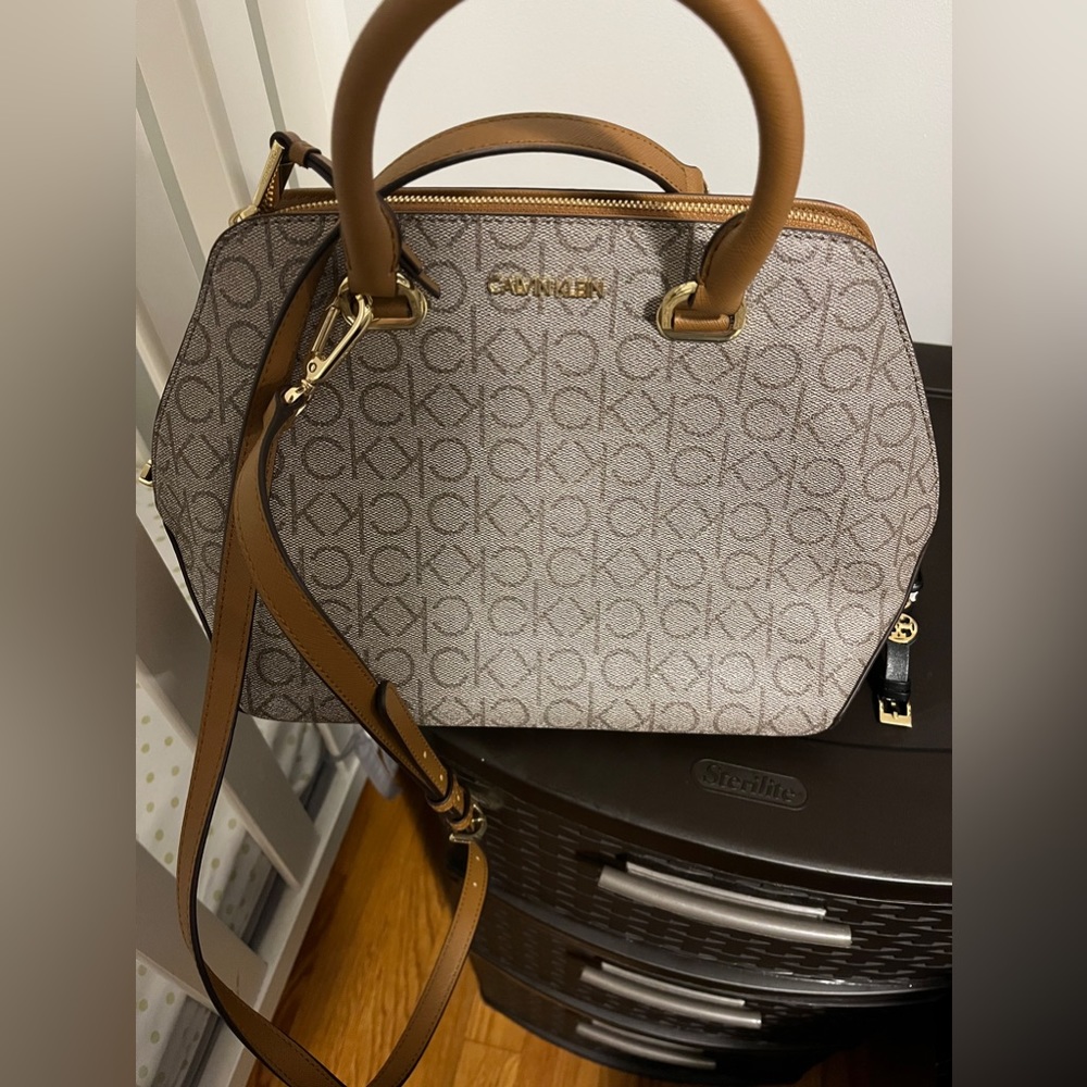 CALVIN KLEIN CROSS BODY